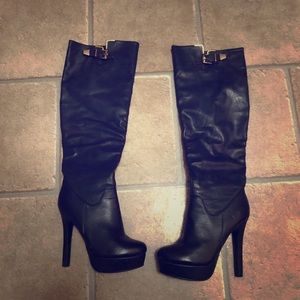 Tall black platform boots 🔥